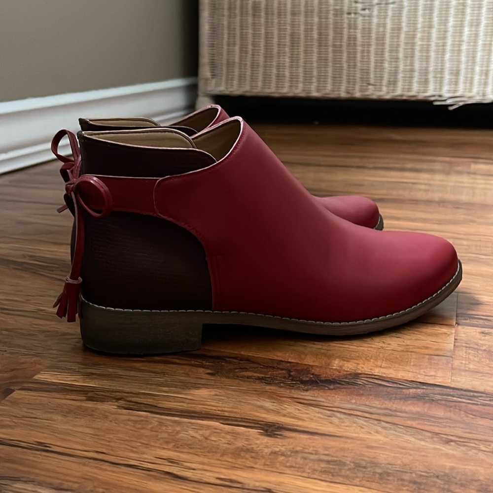 Tastemaker red/maroon size 9 (39.5) booties with bow detail and snap closure